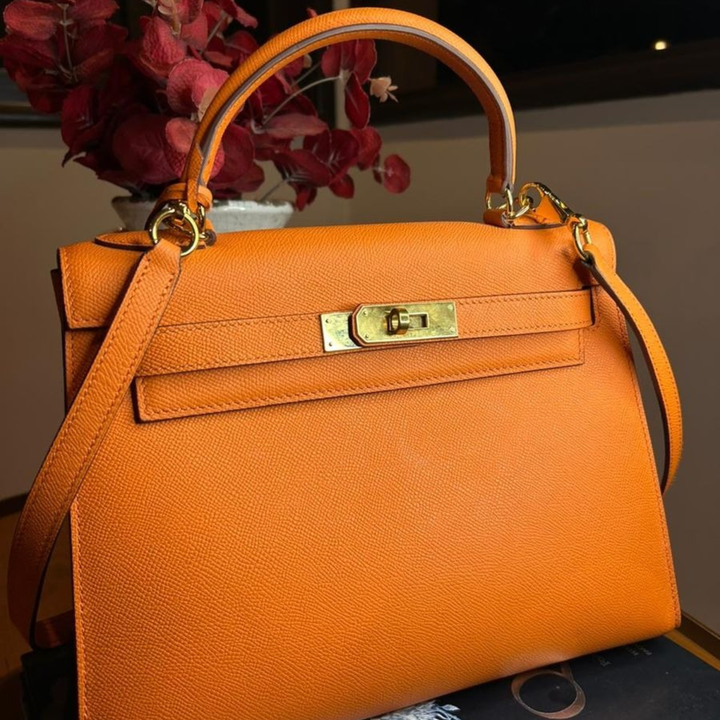 HERMÈS KELLY 25 BAG WITH GOLD HARDWARE IN ORANGE